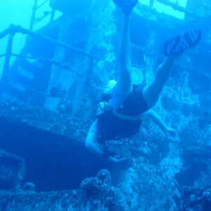 Wreck of the SeaTiger Oahu, HI(dove with TurtleGuy)