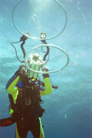 Diver videotapes bubblerings in Maui