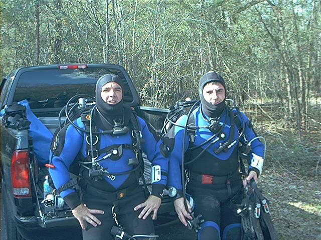 FLTEKDIVER GETTING READY TO CAVE DIVE