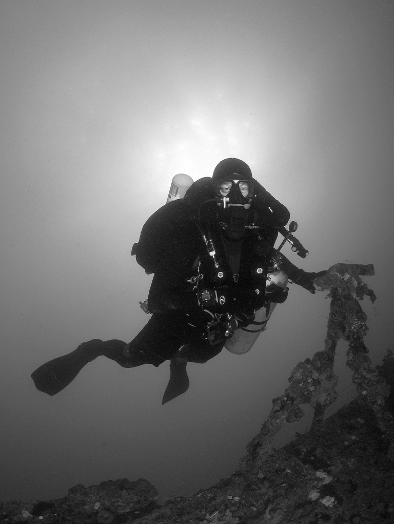 Scott (PadiPro) On Anchient Mariner Wreck on 04-11-2009
